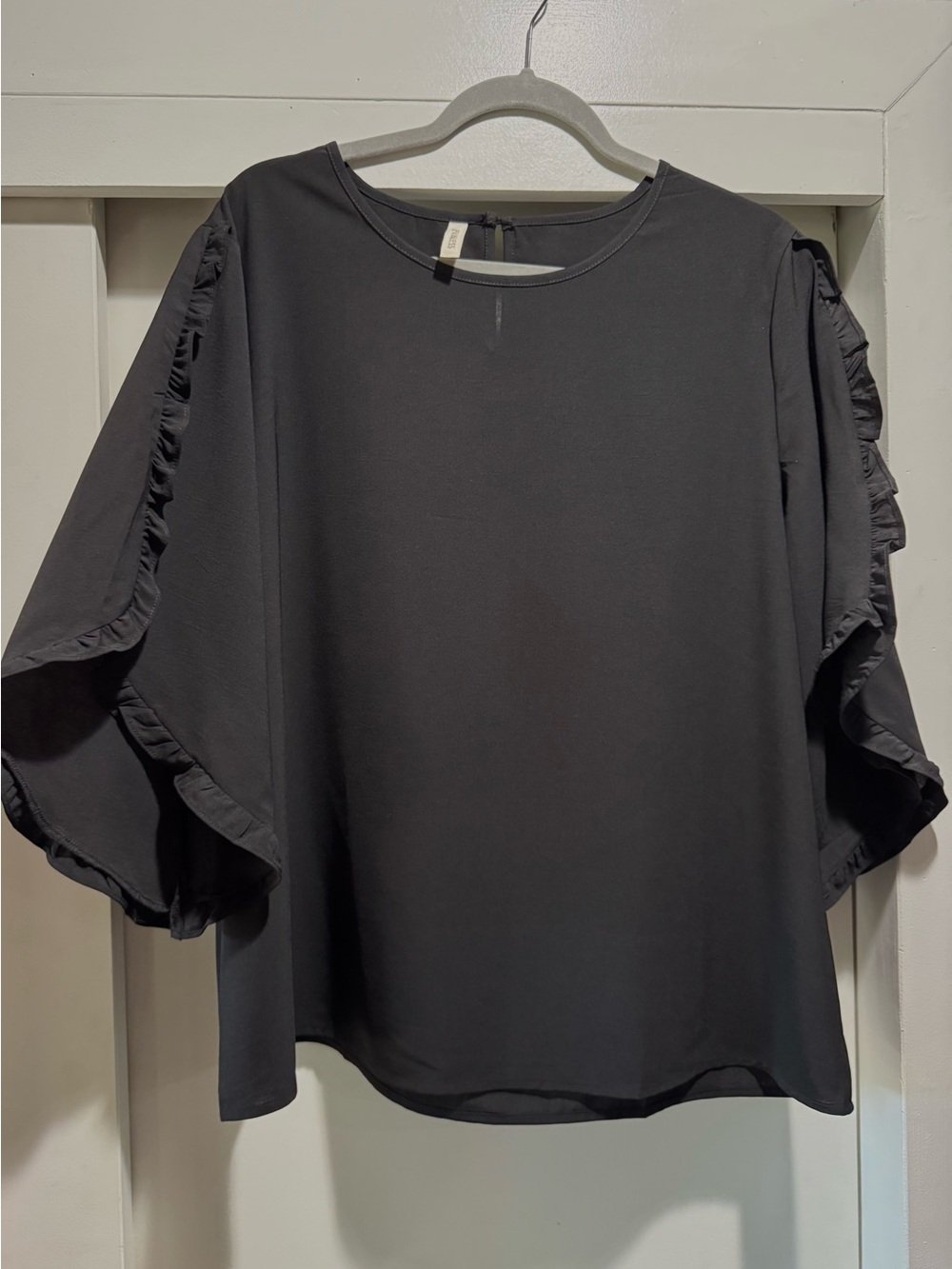 Evaless 3/4 ruffle sleeve black flowy top